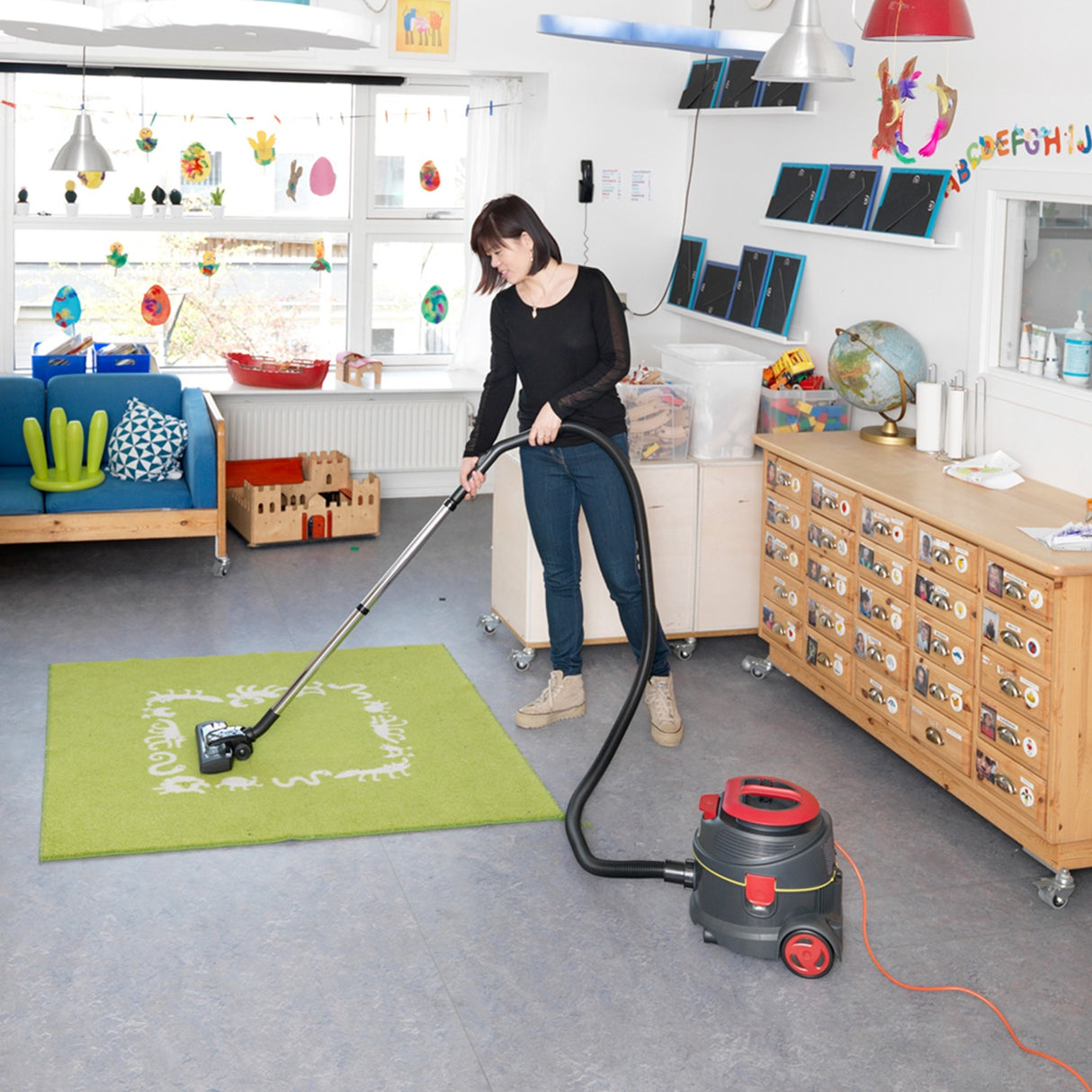 Aspirator profesional uscat, Nilfisk DSU10, cu filtru HEPA, 880W, 10L