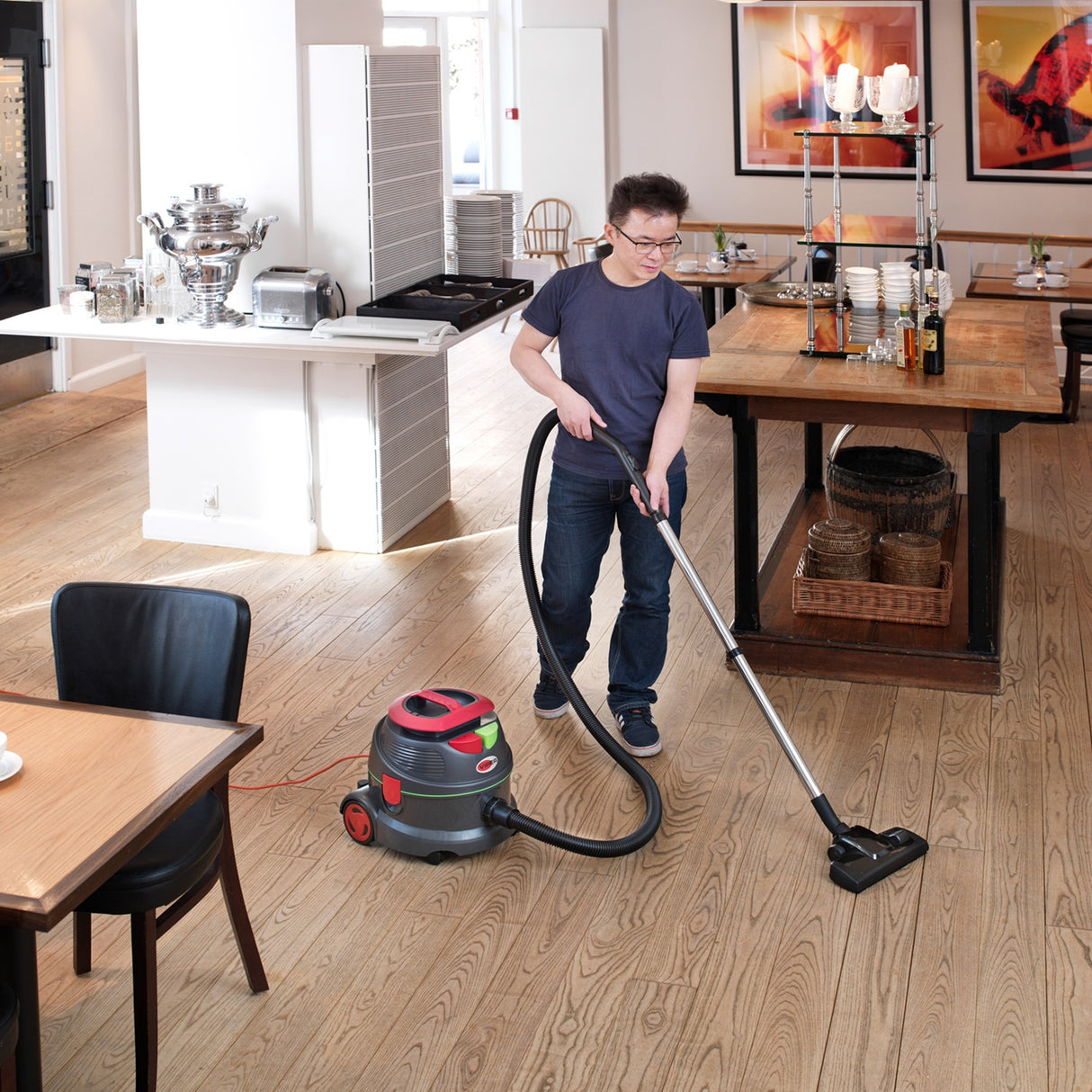 Aspirator profesional uscat, Nilfisk DSU12, cu filtru HEPA, 880W, 12L