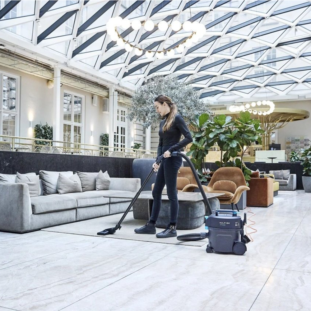 Aspirator comercial Nilfisk VP400, silențios, 22,000 Pa, 700W, 10L