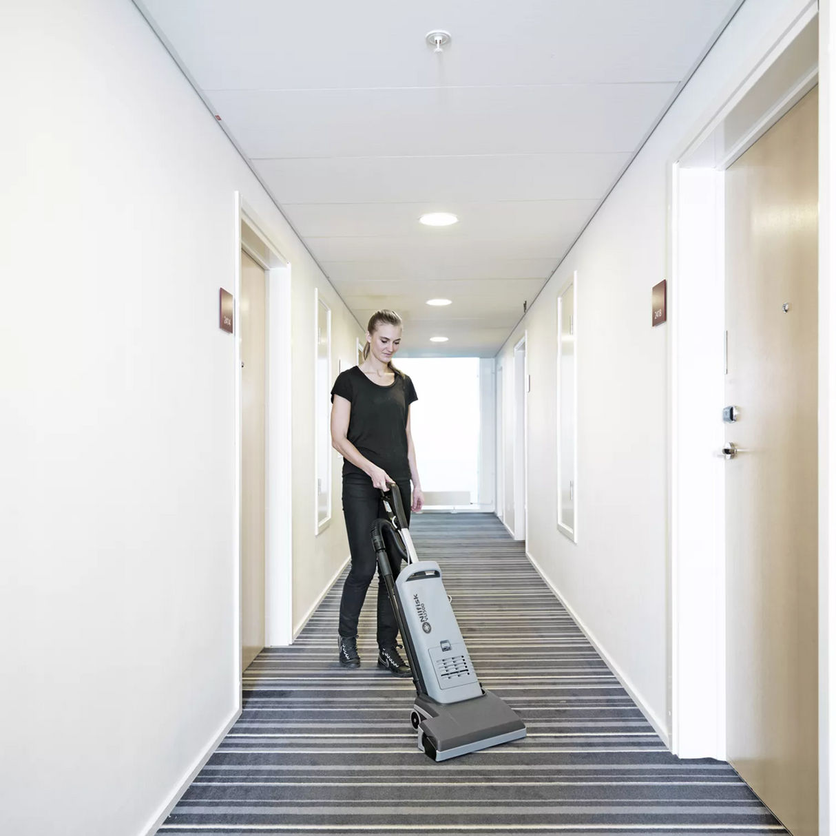 Aspirator vertical comercial Nilfisk VU500 15, rezistent, 1000W, 3,2L