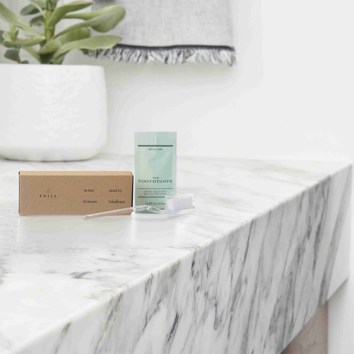 Set dentar hotelier Prija, desfăcut, pe blat, în baie