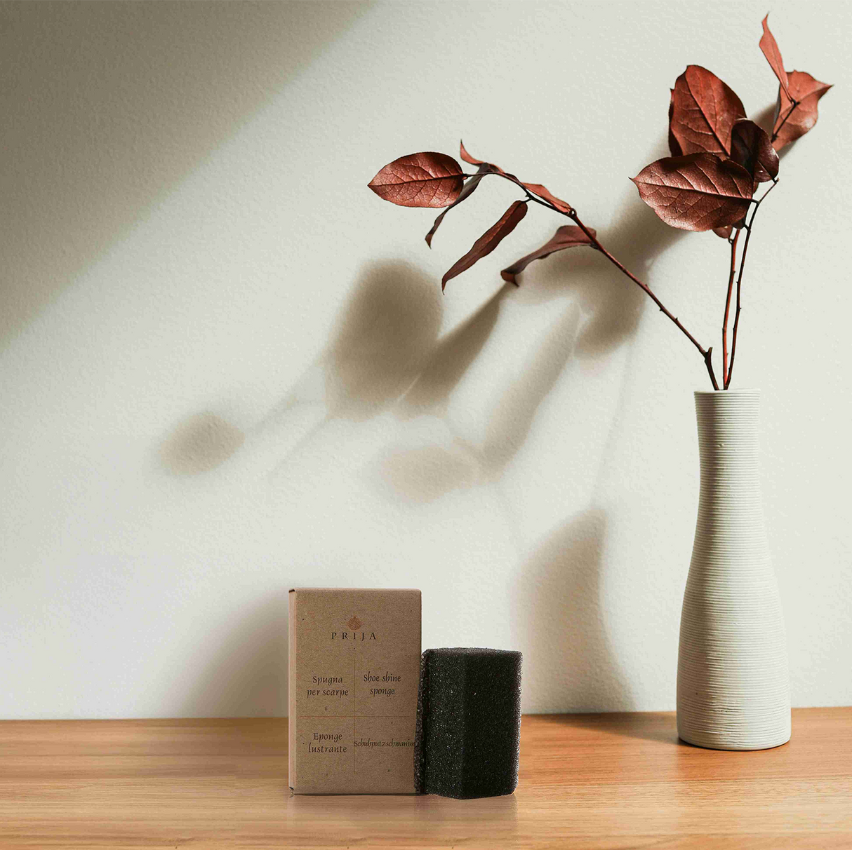 Burete cu silicon pentru pantofi din gama prija, pe masă, în camera de hotel