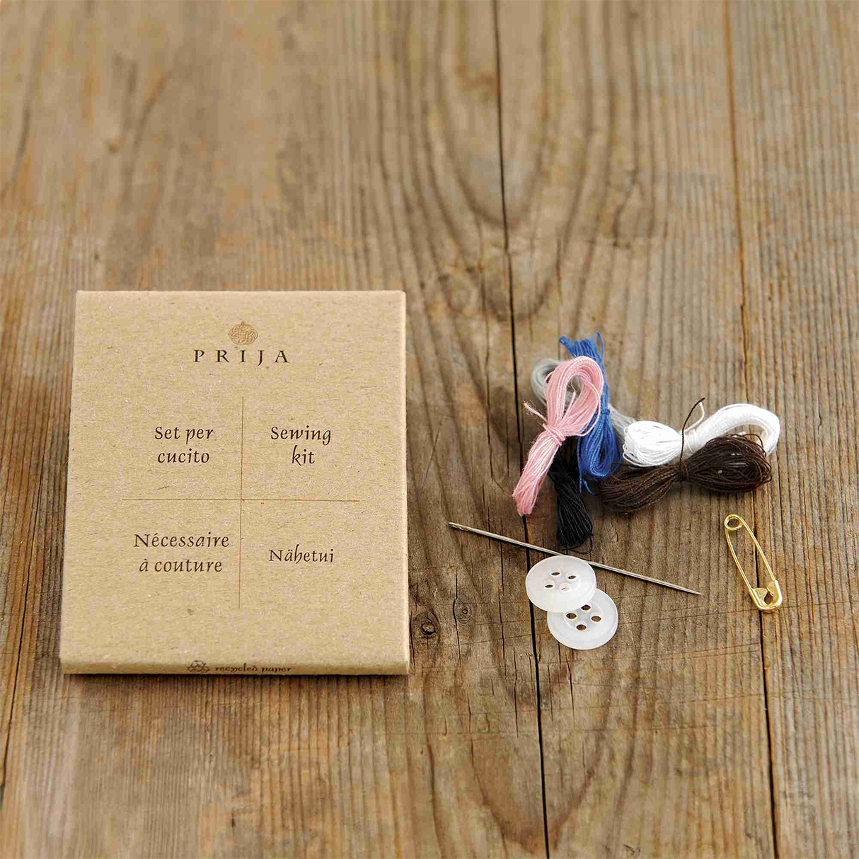 Set de cusut din gama de cosmetice hoteliere prija, desfăcut, pe masă