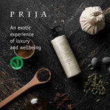 Flacon de cosmetice hoteliere, marca prija, pe o platformă de lemn, înconjurat de ingrediente exotice