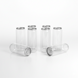 Doze transparente din plastic cu capac din aluminiu pentru sucuri așezate pe un fundal alb