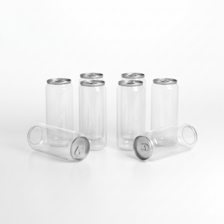 Doze transparente din PET cu capac din metal pentru sucuri așezate pe un fundal alb