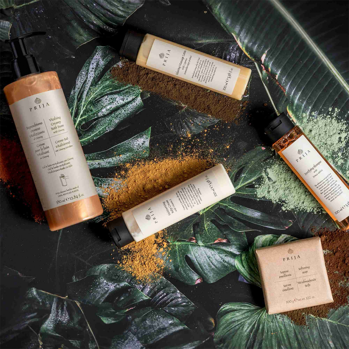 Produse din gama de cosmetice hoteliere prija așezate pe un design cu frunze